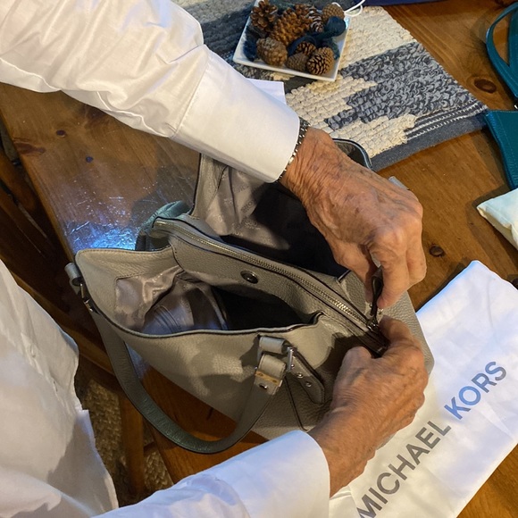 Micheal Kors Saddle Bag. MED-LARG. - Picture 2 of 8